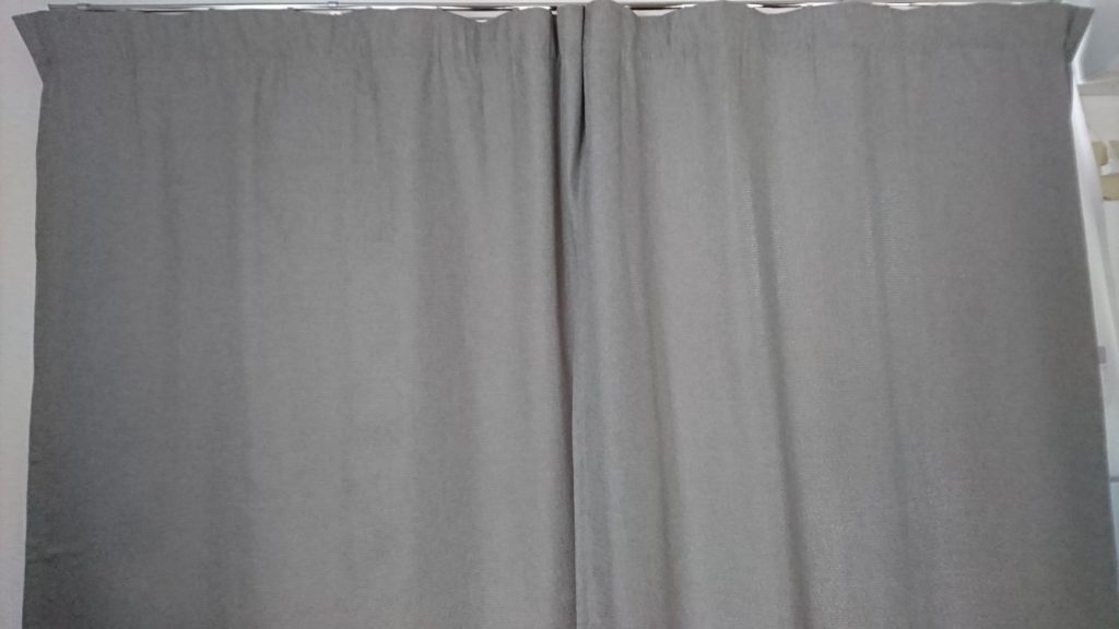無印良品の『ポリエステルドビー織ノンプリーツカーテン』を買ってみた！ | 30代独身男のための生活術